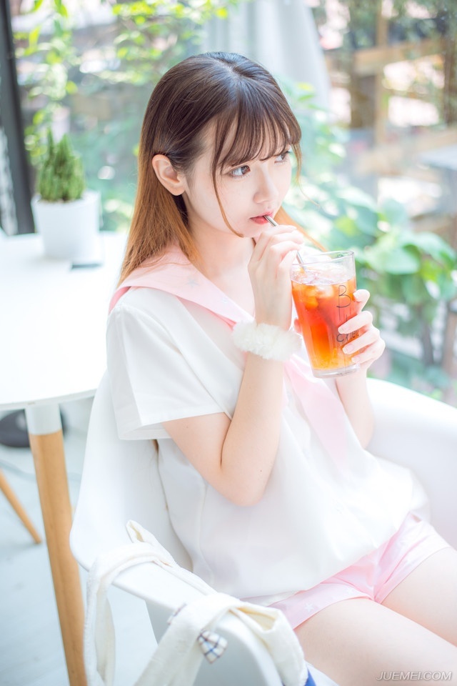 军营里，偶尔能够听到一声声痛苦的呻吟，兄弟两人自黄巾之乱之初参战，转战二十多载光阴，对于这些伤病痛苦的而无力的呻吟，最初的怜悯到现在剩下的也只剩下一股难言的麻木，但这种情况下，那股情绪却还在延续。